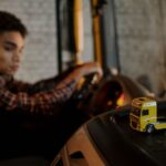 Een gezellige vrachtwagen cabine met Deens pluche en accessoires voor een comfortabele rijervaring.