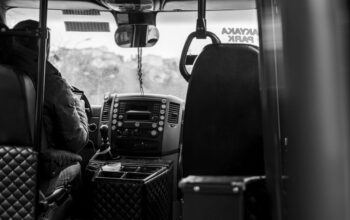 Een buschauffeur bestuurt een bus door druk stadsverkeer.